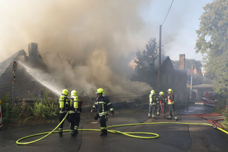 Ehemaliger Gasthof brennt nieder - Verdacht auf Brandstiftung - 