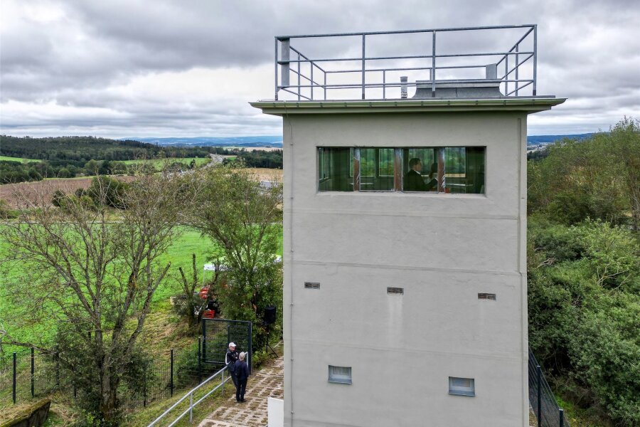 Ehemaliger Grenzturm an der A 72 im Vogtland als Mahnmal eröffnet: "Ich frage mich, wie man hier nur eine Nacht Wachdienst aushalten konnte" - Der ehemalige Grenzturm ist als Teil des Deutsch-Deutschen Museums eingeweiht.