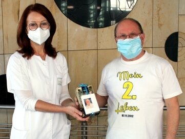 Ehemaliger Patient bedankt sich bei Klinikum - Mit Geschenken hat sich Stefan Groß bedankt. 