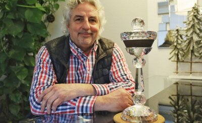 Ehemaliger Skispringer versteigert WM-Pokal für guten Zweck - Manfred Deckert - Ex-Skispringer