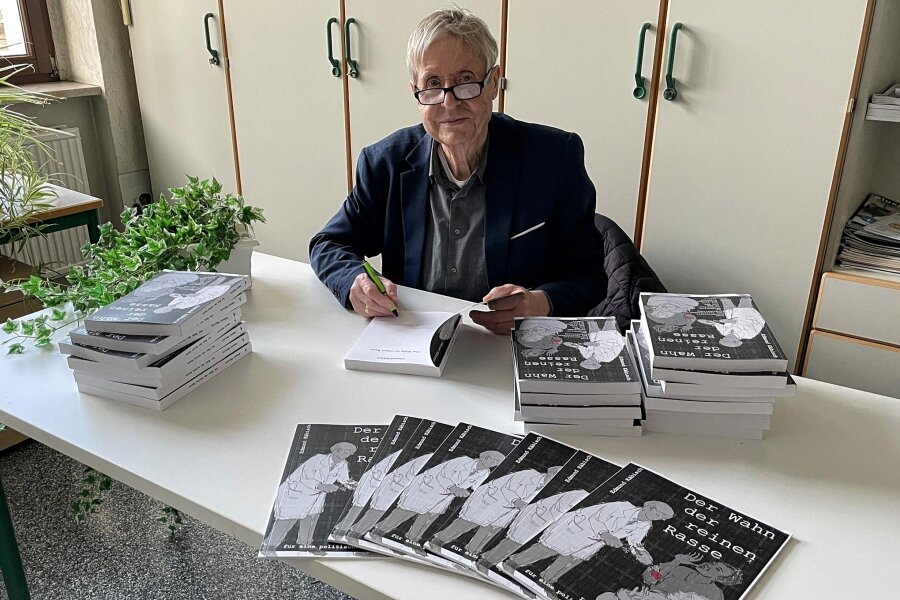 Ehemaliger Zwickauer Dompfarrer Edmund Käbisch stellt in Werdau sein neues Buch vor - Edmund Käbisch hat bei der Übergabe der ersten Bücher im BSZ die Exemplare signiert.