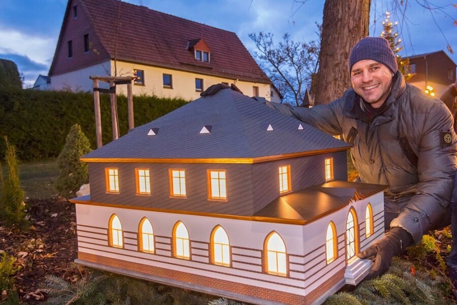 Das fünfte Lichterhaus im Neukirchener Minidorf steht. Bürgermeister Sascha Thamm hat das fünfte Lichterhaus aufgestellt. 