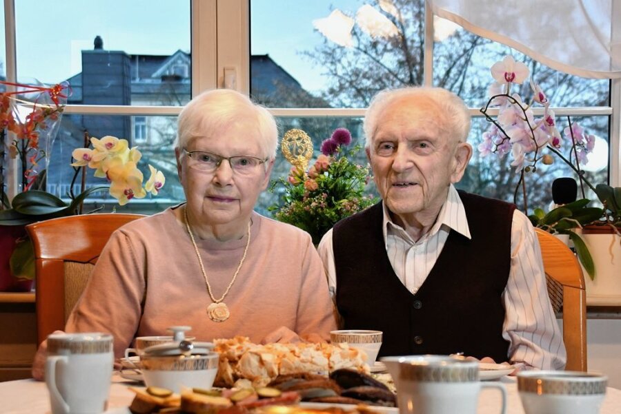 Ehepaar aus Seiffen seit 75 Jahren verheiratet: Die Kraft schwindet, aber nicht die Liebe - Else und Peter Sochor feierten am Neujahrstag Kronjuwelenhochzeit.
