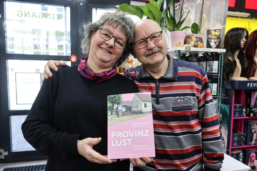 Ehepaar aus Zwickauer Erotikladen schafft es ins neue Buch „Provinzlust“ - Annett und Reinhardt Mosig schmeißen den Laden seit Jahren zusammen. Nun ist ihre Geschichte in einem Buch erschienen.