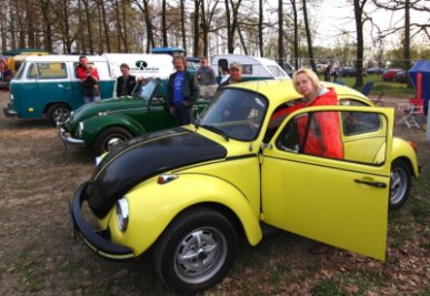 Ehepaar kann sich auf kultigen Karli verlassen - 
              <p class="artikelinhalt">Simone Piehler ist stolze Besitzerin eines gelb-schwarzen Rallye-Käfers, Baujahr 1972. </p>
            
