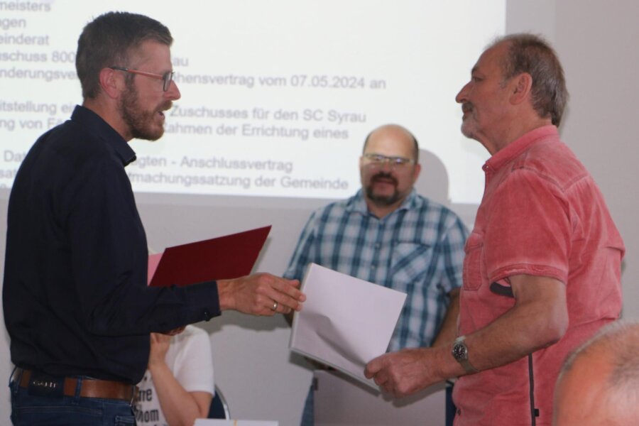 Ehre für langjährige Gemeinderäte in Rosenbach - Michael Frisch (links) und Heiko Winkler von der Gemeindeverwaltung (Mitte) gratulieren Jürgen Grünewald für 50 Jahre Mitarbeit im Gemeinderat.