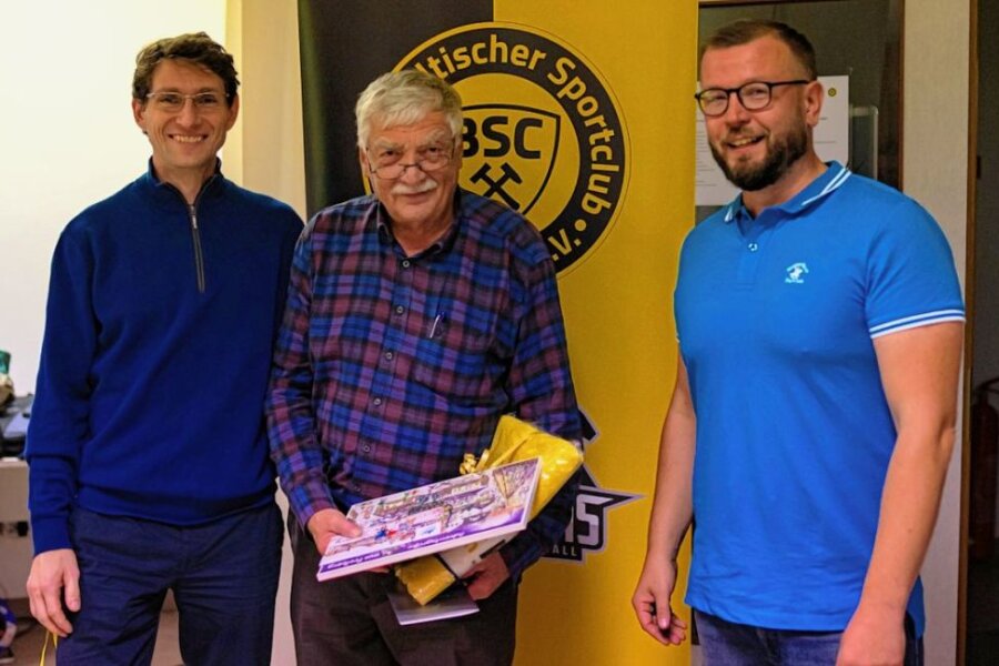 Ehre, wem Ehre gebührt - Auf der Mitgliederversammlung des BSC Freiberg im Herbst 2022 wurde Gerd Eulitz (M.) für sein besonderes Engagement durch Malte Ruschke (l.) und Benjamin Kahlert (r.) ausgezeichnet. 