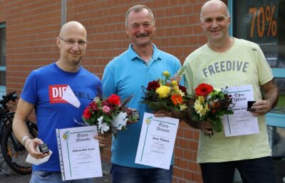 Ehre, wem Ehre gebührt - Alexander Kreil, Jens Thieme und Thomas Schmidt (von links) haben Auszeichnungen des Handballverbandes Sachsen erhalten. 