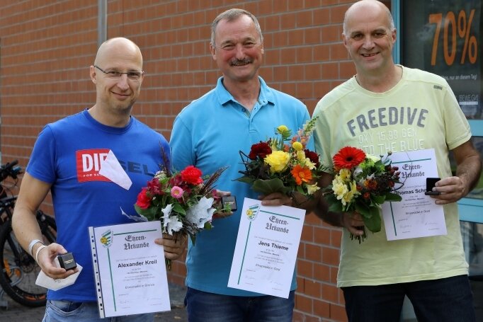 Ehre, wem Ehre gebührt - Alexander Kreil, Jens Thieme und Thomas Schmidt (von links) haben Auszeichnungen des Handballverbandes Sachsen erhalten. 