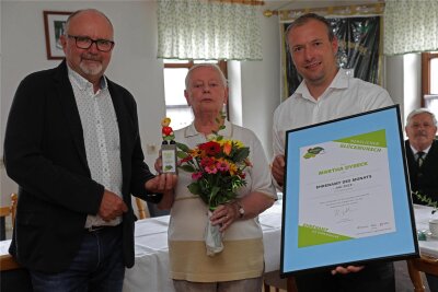 Ehrenamt des Monats geht diesmal nach Raschau - Martha Dybeck hat von Frank Wutzler (rechts) von der Fachstelle Ehrenamt und Bürgermeister Frank Tröger die Auszeichnung erhalten.