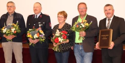 Ehrenamtler im Goldenen Buch - Die Preisträger Joachim Klose, Dietmar Büttner, Sylvia Schließke und Rainer Weigand mit Bürgermeister Steffen Schneider (v.l.). 