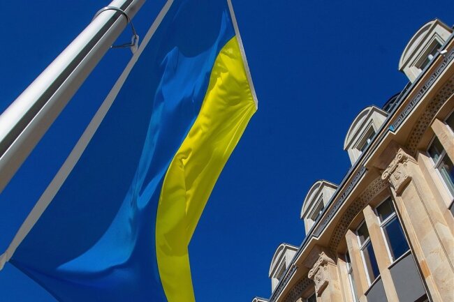 Die Ukraine-Flagge vor dem Landratsamt im Vogtland als Zeichen der Solidarität.