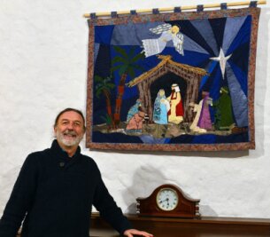 Ehrenberg bleibt Ort der Kreativität - Pier Giorgio Furlan im neuen Veranstaltungsraum im Kulturzentrum Rittergut Ehrenberg. Hier hängen schon seit einigen Wochen solche Textilbilder, die auch die Weihnachtsgeschichte erzählen. 