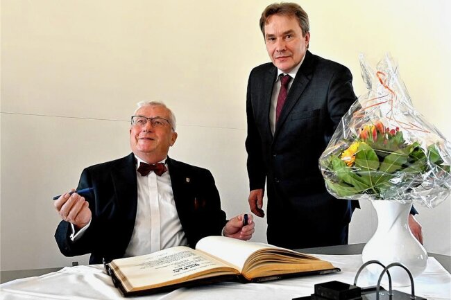 Ehrenbürger Lothar Otto aus Mittweida: "Klima-Aktivisten sollten sich an der Schulbank festkleben" - Professor Lothar Otto trägt sich ins Ehrenbuch der Stadt Mittweida ein, hier mit Oberbürgermeister Ralf Schreiber.