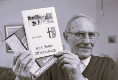 Ehrenbürger von Wechselburg tot: Trauer um Günter Kunzmann - Günter Kunzmann zeigt Festschriften zur 800- und 825-Jahr-Feier von Wechselburg. Beide Ortsjubiläen hatte er mitorganisiert. 
