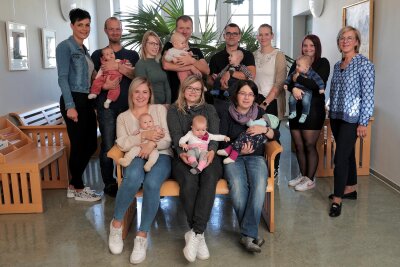 Ehrenfriedersdorf begrüßt seine jüngsten Bergwichtel - Neun Familien waren der Einladung von Bürgermeisterin Silke Franzl (r.) zum Babytreffen ins Rathaus gefolgt.