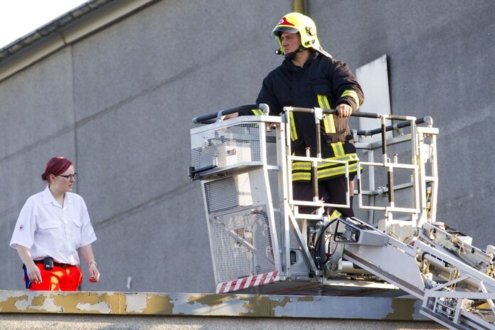 Ehrenfriedersdorf: Frau nach Suizidversuch gerettet - Mit einer Drehleiter brachte die Feuerwehr die Frau in Sicherheit.