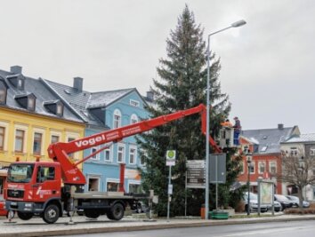 Ehrenfriedersdorf hat seinen Baum - Bis zum Mittag war's erledigt. Der Weihnachtsbaum steht nun direkt an der B 95. 