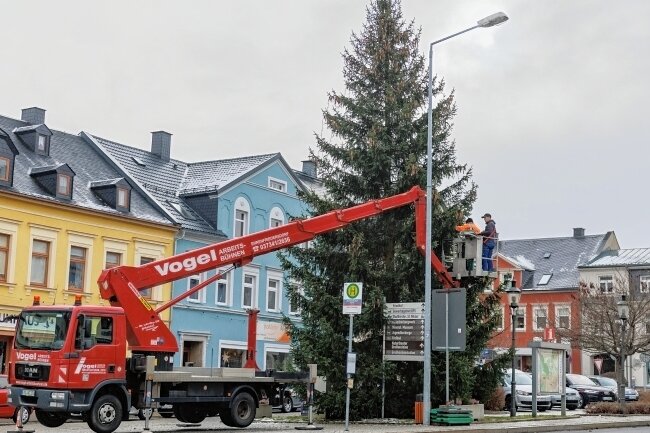 Ehrenfriedersdorf hat seinen Baum - Bis zum Mittag war's erledigt. Der Weihnachtsbaum steht nun direkt an der B 95. 