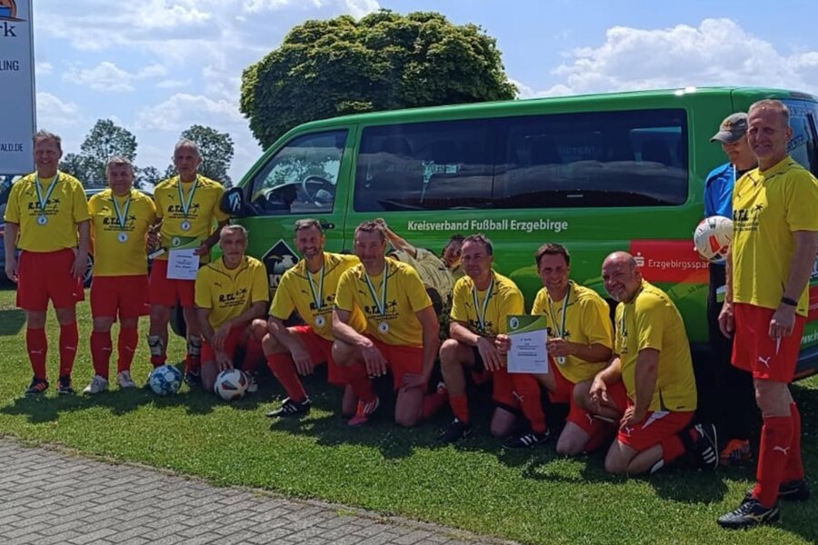 Ehrenfriedersdorfer Fußballer überraschen bei Ü-50-Sachsenmeisterschaft - Die Fußballer aus Ehrenfriedersdorf haben es zur Ü-50-Meisterschaft des Freistaates bis zu Silber gebracht.