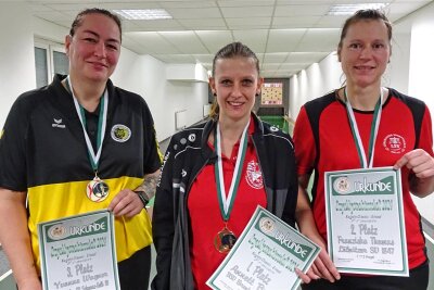 Ehrenfriedersdorferin kegelt sich mit Bahnrekord zum Titel - Die drei besten Frauen, v. l.: Yvonne Wagner, Annett Besner und Franziska Thomas.