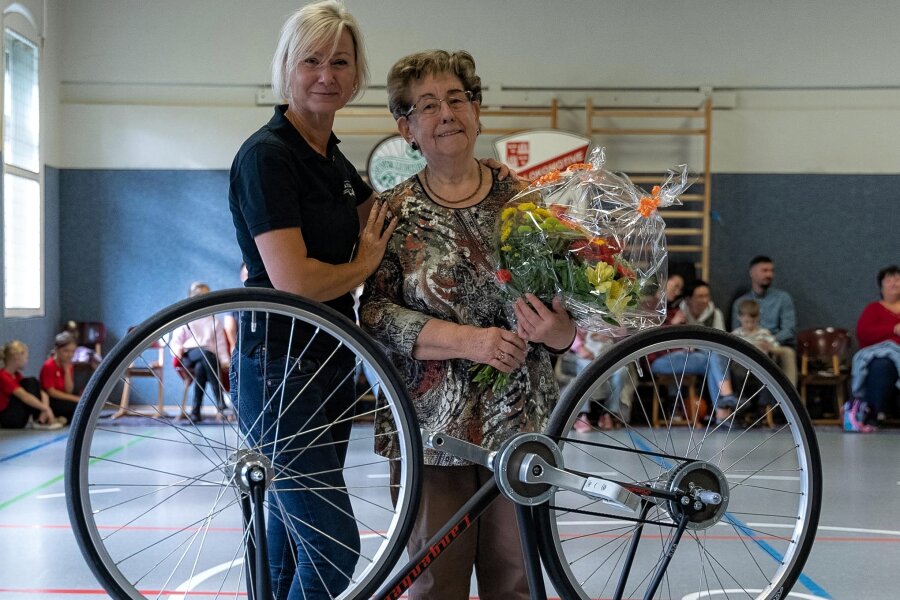 Ehrenmitglied sorgt bei den Zwickauer Kunstradsportlern für verbesserte Bedingungen - Ursula Unger (rechts) ist seit Jahrzehnten mit dem Kunstradsport verbunden. Als Ehrenmitglied des ESV Lok Zwickau half sie der Abteilung um Silke Müller jetzt bei der Anschaffung eines neuen Kunstrades.