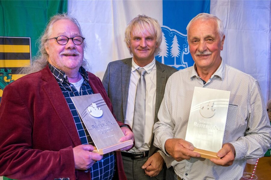 Ehrenpreisträger Olbernhau: Das Kabarett beendete fast seine Schauspielkarriere - Gunnar Rug (l.) und Bernd Reichmann (r.) wurde der Ehrenpreis „Silbernes Reiterlein“ von Bürgermeister Jörg Klaffenbach (M.) überreicht.