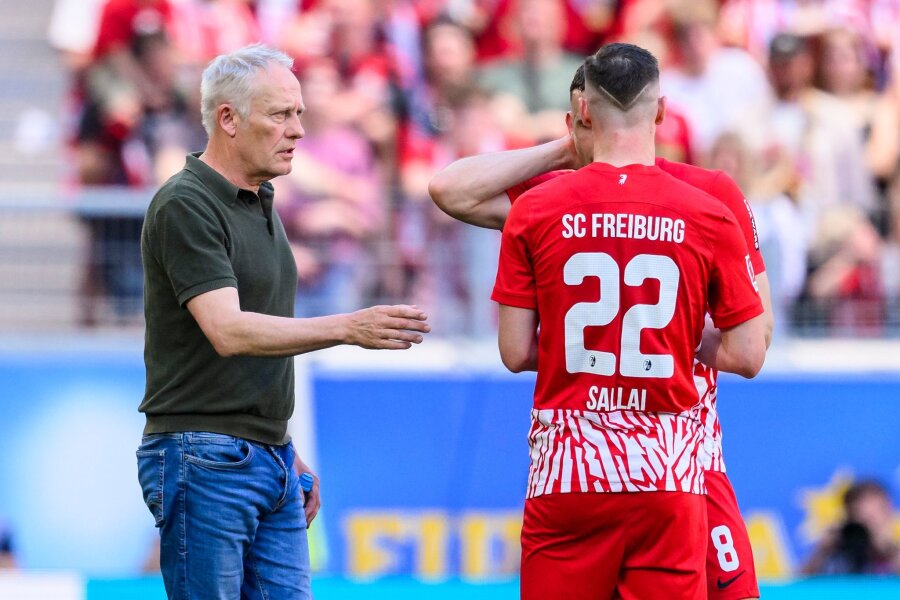 Ehrenrunde für Streich - 1:1 beim Heimabschied - Christian Streich (l) bestritt gegen Heidenheim sein letztes Heimspiel als Trainer vom SC Freiburg.
