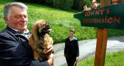Ehrentag für Hunde erlebt Premiere - 
              <p class="artikelinhalt">Auch das gibt's zum Tag des Hundes: Werner Stief bringt Kitty zum "Kurzurlaub" in die Tierpension von Cornelia Kanzler in Breitenbrunn.</p>
            