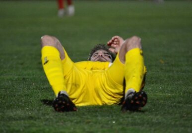 "Ehrlich gesagt fühle ich mich nicht gut" - Defensivspieler Sempastiano Giaoplari verletzte sich am Freitag in Berlin nach seiner Einwechslung schwer am Knie.