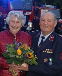Ehrung für lange Mitgliedschaft - Waltraud Schaarschmidt freut sich mit ihrem Mann Herrmann über dessen Auszeichnung für 75 Jahre Feuerwehrmitgliedschaft. 
