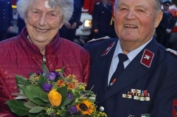 Waltraud Schaarschmidt freut sich mit ihrem Mann Herrmann über dessen Auszeichnung für 75 Jahre Feuerwehrmitgliedschaft. 