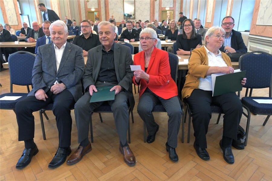 Ehrung für langjährige Freiberger Stadträte - Werner Tilch (vorn, von links), Bernd-Erwin Schramm, Ruth Kretzer-Braun und Uta Rensch in der Feierstunde.
