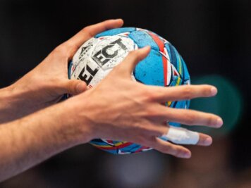            Ein Handballer hält einen Handball in den Händen.