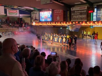 EHV Aue gewinnt erstes Aufstiegsspiel der 3. Handball-Bundesliga - Etwa 1700 Zuschauer verfolgen die Partie in der Lößnitzer Erzgebirgshalle.