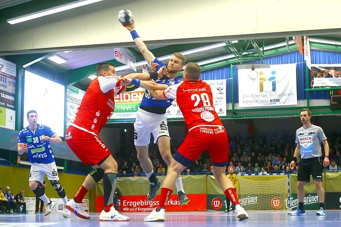 EHV Aue verliert Heimspiel - Handball-Zweitligist EHV Aue hat am Samstag sein erstes Heimspiel des Jahres gegen TuS Ferndorf 31:32 (14:20) verloren.
