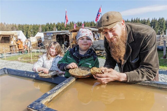 Ei, Ei, Ei: So lief das Osterwochenende im Erzgebirge - Goldwäsche im Siedlercamp Geyer: Lou Lissel und Leon Eckhardt aus Lößnitz bei Goldgräber Gustav Erdmann alias Andreas Kühnert. 