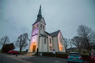 Eibenberger Lichterfest: Im Erzgebirgsdorf wird's die nächsten Abende besonders bunt - Die beleuchtete Kirche war beim Lichterfest vor einem Jahr ein echter Hingucker. 