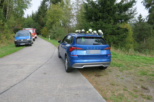 Eibenstock: Auto droht Abhang hinunterzustürzen - Mithilfe eines Feuerwehrfahrzeugs wurde der Wagen zur Straße hinaufgezogen.