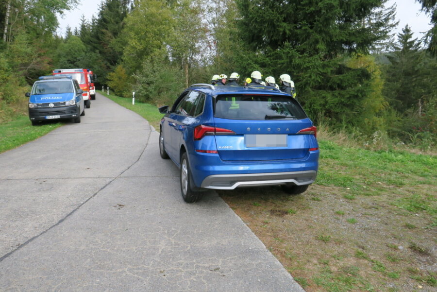 Eibenstock: Auto droht Abhang hinunterzustürzen - Mithilfe eines Feuerwehrfahrzeugs wurde der Wagen zur Straße hinaufgezogen.