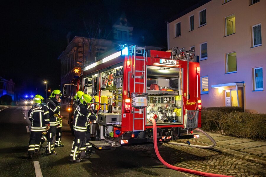 Eibenstock: Brennendes Kirschkernkissen löst Feuerwehreinsatz aus - Feuerwehreinsatz am Mittwochabend in einem Mehrfamilienhaus an der Schneeberger Straße in Eibenstock.