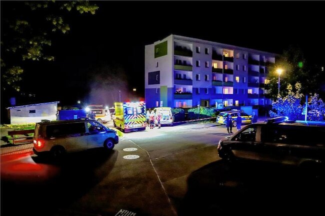 Eibenstock: Polizei schießt auf mutmaßlichen Schützen und verletzt ihn schwer - Ein Mann hat in Eibenstock Freitagnacht mit einer Schreckschusspistole um sich geschossen. Später soll er versucht haben, sich in dieses Mehrfamilienhaus gewaltsam Zutritt zu verschaffen. Es misslang. 