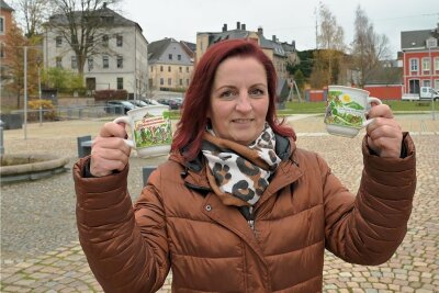 Eibenstock schafft für seinen Weihnachtsmarkt eigene Glühwein-Tassen an - Annett Benkert von der Bürgerstiftung "Zuhause am Auersberg" hält dieEibenstocker Märchentasse in Händen. 
