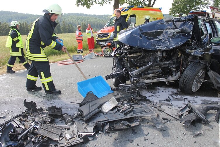 Eibenstock: Schwerer Unfall - ein Toter, fünf Schwerverletzte - 