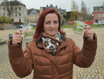 Eibenstock:Umzug mit Märchen kann starten - Annett Benkert hält die Eibenstocker Märchentasse in Händen.