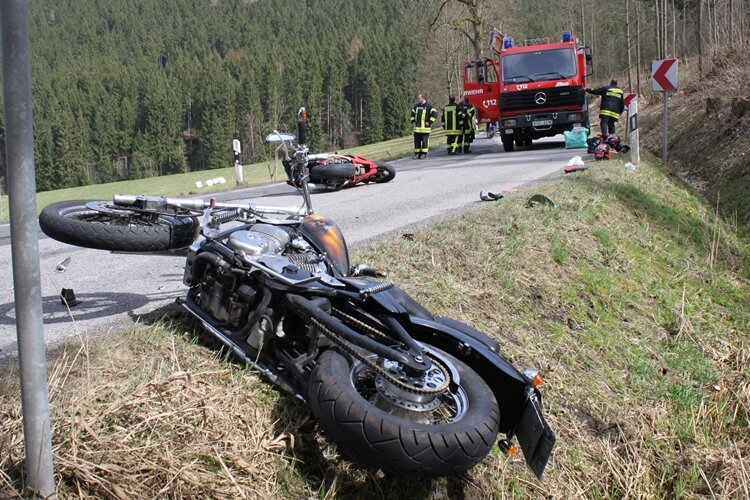 Eibenstock: Unfall mit zwei Motorradfahrern - Zwei Kradfahrer sind auf der S274 verunglückt.