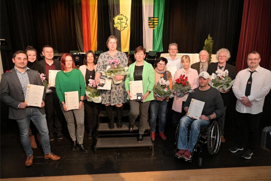 Eibenstock vergibt Ehrungen - Bürgermeister muss Veranstaltung fern bleiben - Alle Geehrten auf einen Blick: Im Kulturzentrum „Glück Auf!“ sind die Ehrenpreise der Stadt Eibenstock verliehen worden.