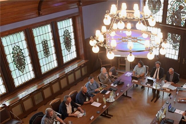 Dem Sitzungssaal im Eibenstocker Rathaus (hier eine Aufnahme von 2018) will Reiner Gutzmerow, der für die AfD im Stadtrat sitzt, zukünftig fern bleiben.  Foto: Ralf Wendland
