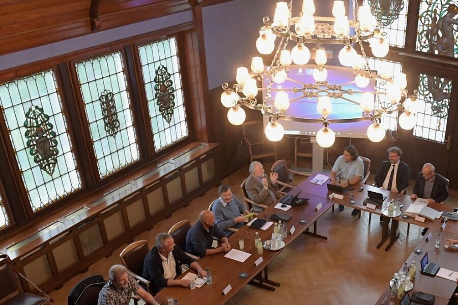 Dem Sitzungssaal im Eibenstocker Rathaus (hier eine Aufnahme von 2018) will Reiner Gutzmerow, der für die AfD im Stadtrat sitzt, zukünftig fern bleiben.  Foto: Ralf Wendland