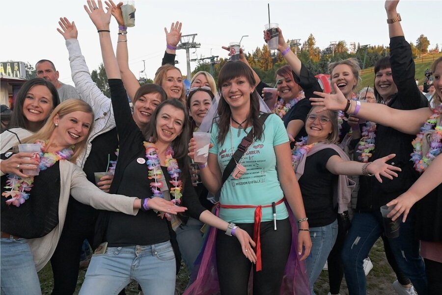 Carolin Lorenz (vorn Mitte) aus Erlbach feierte bei der Sommernacht in Eibenstock ihren Junggesellinnen-Abschied.